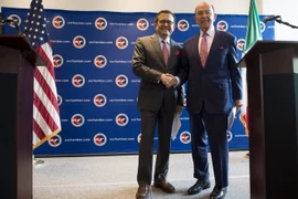Bộ trưởng Kinh tế Mexico Ildefonso Guajardo (trái) và Bộ trưởng Thương mại Mỹ Wilbur Ross tại cuộc họp báo sau cuộc họp về NAFTA. (Nguồn: AFP/TTXVN)