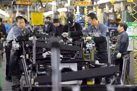 Công nhân làm việc tại một nhà máy sản xuất ôtô ở Pyeongtaek, Hàn Quốc. (Nguồn: AFP/TTXVN) 
