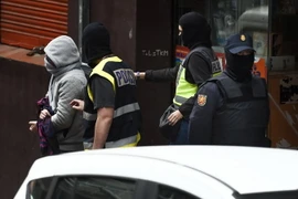 Cảnh sát Tây Ban Nha bắt giữ tội phạm. (Nguồn: AFP/TTXVN)