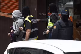 Cảnh sát Tây Ban Nha bắt giữ tội phạm. (Nguồn: AFP/TTXVN)