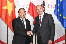Thủ tướng Nguyễn Xuân Phúc và Chủ tịch Quốc hội Áo Wolfgang Sobotka. (Ảnh: Thống Nhất/TTXVN) 
