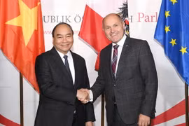 Thủ tướng Nguyễn Xuân Phúc và Chủ tịch Quốc hội Áo Wolfgang Sobotka. (Ảnh: Thống Nhất/TTXVN) 