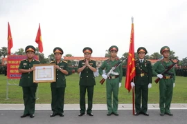 Thừa ủy quyền của Chủ tịch nước, Thiếu tướng Trần Duy Giang, Tư lệnh Quân đoàn 1 trao Huân chương Bảo vệ Tổ quốc hạng Ba cho Trung đoàn 209. (Ảnh: Trọng Đức/TTXVN)