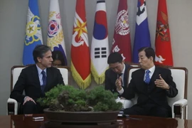 Thứ trưởng Ngoại giao Mỹ Antony Blinken (trái) hội đàm với Bộ trưởng Quốc phòng Hàn Quốc Han Min-koo về lệnh trừng phạt Triều Tiên vào ngày 20/1. (Nguồn: AFP/TTXVN)