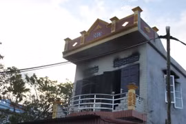 Tầng 2 của căn nhà đã bị ngọn lửa dữ dội tấn công khi xảy ra vụ cháy. (Ảnh: Xuân Tiến/TTXVN)