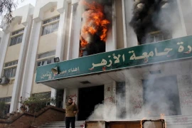 Biểu tình phản đối xét xử ông Morsi, 2 người thiệt mạng