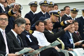 Tổng thống Philippines Rodrigo Duterte (thứ 4, trái) thị sát cuộc tập trận của Lực lượng bảo vệ bờ biển Nhật Bản ở Yokohama ngày 27/10. (Nguồn: AFP/TTXVN)