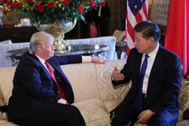 Tổng thống Mỹ Donald Trump tiếp Chủ tịch Trung Quốc Tập Cận Bình tại khu nghỉ dưỡng Mar-a-Lago ở bang Florida ngày 6/4. (Nguồn: THX/TTXVN)