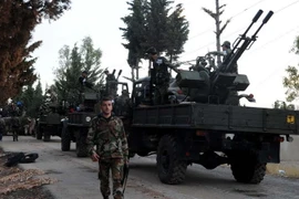 Binh sỹ Syria làm nhiệm vụ trong một chiến dịch ở miền Tây nước ngày ngày 8/10. (Nguồn: AFP/TTXVN)