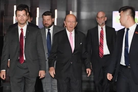 Bộ trưởng Thương mại Wilbur Ross rời khách sạn ở Bắc Kinh ngày 2/6. (Nguồn: AFP/TTXVN) 