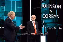 Thủ tướng Anh Boris Johnson (trái) và Lãnh đạo Công đảng Jeremy Corbyn trong cuộc tranh luận trực tiếp đầu tiên trên truyền hình ở London tối 19/11/2019. (Nguồn: AFP/TTXVN) 