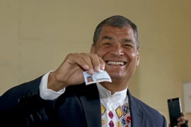 Tổng thống Rafael Correa bỏ phiếu trong cuộc bầu cử ở Quito, Ecuador ngày 19/2. (Nguồn: EPA/TTXVN)