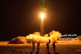 Vụ phóng tên lửa đạn đạo do phiến quân Houthi ở Yemen tiến hành nhằm vào Saudi Arabia ngày 25/3. (Nguồn: Reuters/TTXVN)