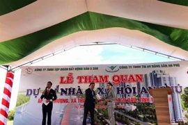 Công ty Trách nhiệm hữu hạn Tập đoàn Bất động sản 5 sao tổ chức rầm rộ lễ tham quan, rao bán 'dự án ma' Khu nhà ở xã hội An Phú tại xã Thạnh Đức, huyện Gò Dầu. (Nguồn: TTXVN) 
