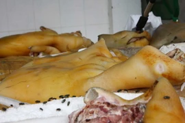 Thịt hôi thối được thu giữ. (Ảnh minh họa: Mạnh Linh/TTXVN)