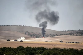 Khói bốc lên sau các vụ nã pháo của quân đội Thổ Nhĩ Kỳ từ khu vực Gaziantep, giáp giới Syria ngày 24/8. (Nguồn: AFP/TTXVN)