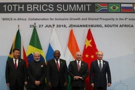 Các nhà lãnh đạo BRICS chụp ảnh lưu niệm tại Hội nghị ở Johannesburg ngày 26/7. (Nguồn: AFP/TTXVN)