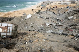 Hiện trường một cuộc không kích do quân đội Israel tiến hành nhằm vào phong trào Hamas tại Dải Gaza. (Nguồn: AFP/TTXVN) 