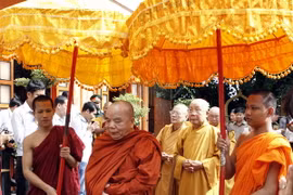 Nghi thức cung thỉnh Chư tôn giáo phẩm vào lễ đường khai hội Sene Dolta. (Ảnh: Thế Anh/TTXVN)