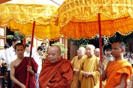 Nghi thức cung thỉnh Chư tôn giáo phẩm vào lễ đường khai hội Sene Dolta. (Ảnh: Thế Anh/TTXVN)