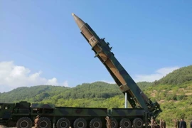Tên lửa đạn đạo xuyên lục địa Hwasong-14 của Triều Tiên trước khi được phóng tại một địa điểm bí mật ngày 4/7. (Nguồn: EPA/TTXVN)