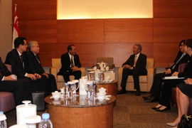 Phó Thủ tướng Thường trực Trương Hòa Bình cùng đoàn đại biểu Việt Nam đã gặp Phó Thủ tướng, Bộ trưởng điều phối an ninh quốc gia ​Singapore Tiêu Chí Hiền. (Ảnh: Xuân Vịnh​/TTXVN)