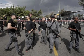 Binh sỹ Israel phong tỏa khu vực hai người nước này bị một người Palestine tấn công bằng dao ở Jerusalem ngày 30/10. (Nguồn: AFP/ TTXVN)