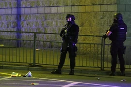 Cảnh sát gác tại hiện trường vụ nổ. (Nguồn: AFP/TTXVN)