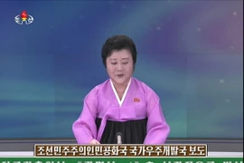 Phát thanh viên KCTV đưa tin về việc Triều Tiên phóng thành công tên lửa tầm xa mang theo vệ tinh ngày 7/2. (Nguồn: Yonhap/ TTXVN)