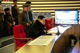 Nhà lãnh đạo Triều Tiên Kim Jong-Un (ngồi phía trước) theo dõi vụ phóng tên lửa mang theo vệ tinh Kwangmyongsong-4. (Nguồn: Y​onhap/TTXVN)