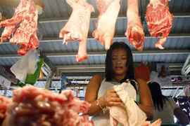 Một quầy hàng bán thịt lợn ở thủ đô Manila, Philippines. (Nguồn: AFP/TTXVN) 