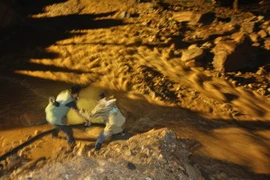 Dòng nước siết vẫn tiếp tục đổ về khu vực đang khơi luồng tại trung tâm Mù Cang Chải. (Ảnh: Đinh Hữu Dư/TTXVN)