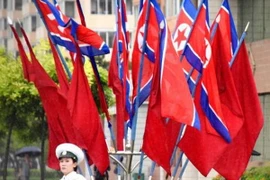 Quốc kỳ Triều Tiên tung bay trên một đường phố ở thủ đô Bình Nhưỡng. (Nguồn: Kyodo/TTXVN)