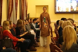 Áo dài Việt Nam nhiều thời kỳ do nữ sinh viên Nga trình diễn. (Ảnh: Tâm Hằng/TTXVN) 