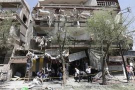 Cảnh hư hại tại hiện trường vụ đánh bom xe ở quảng trường Tahrir, Syria ngày 2/7. (Nguồn: AFP/TTXVN)