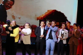 Ban tổ chức trao giải Cánh diều Vàng cho hạng mục phim Điện Ảnh thuộc về phim Sài Gòn anh yêu em (đạo diễn Lý Minh Thắng - Công ty trách nhiệm hữu hạn MTV Live On). (Ảnh: Phương Vy/TTXVN)