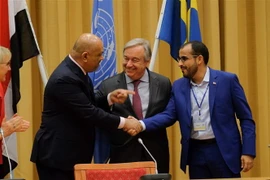 Tổng thư ký Liên hợp quốc Antonio Guterres (giữa), đại diện Chính phủ Yemen, Ngoại trưởng Yemen Khaled al-Yamani (trái) và đại diện phiến quân Houthi (phải) tại vòng đàm phán hòa bình ở Stockholm, Thụy Điển, ngày 13/12. (Nguồn: THX/TTXVN) 