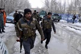 Nhân viên an ninh Afghanistan gác tại hiện trường sau vụ đánh bom ngày 7/2. (Nguồn: EPA/TTXVN)