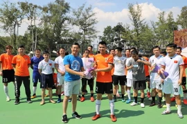 Tổng Lãnh sự Trần Thanh Huân tặng hoa cho đội trưởng hai đội. (Ảnh: Xuân Tuấn-Hoài Nam/Vietnam+) 