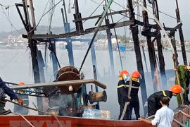 Cháy tàu cá đang chuẩn bị ra khơi, thiệt hại hàng trăm triệu đồng