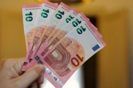 Đồng tiền mệnh giá 10 euro tại một ngân hàng ở Paris, Pháp. (Nguồn: AFP/TTXVN)