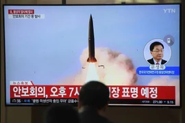 Người dân theo dõi chương trình truyền hình về vụ phóng các vật thể không xác định của Triều Tiên tại nhà ga đường sắt ở Seoul ngày 9/5/2019. (Nguồn: AFP/TTXVN) 