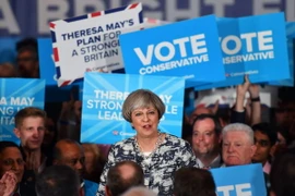 Thủ tướng Anh Theresa May vận động tranh cử ở Birmingham ngày 7/6. (Nguồn: AFP/TTXVN)