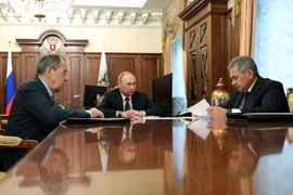 Tổng thống Vladimir Putin (giữa) và Bộ trưởng Quốc phòng Nga Sergei Shoigu (phải) và Ngoại trưởng Nga Sergei Lavrov (trái) trong cuộc họp tại Điện Kremlin. (Nguồn: AFP/TTXVN)