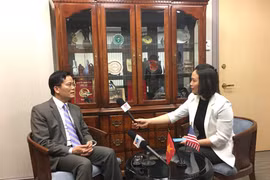Đại sứ Việt Nam tại Mỹ Hà Kim Ngọc trả lời phóng vấn phóng viên Thông tấn xã tại Washington DC, Mỹ. (Ảnh: Thanh Thuận/TTXVN) 