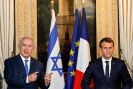 Tổng thống Pháp Emmanuel Macron (phải) và Thủ tướng Israel Benjamin Netanyahu. (Nguồn: AFP/TTXVN)