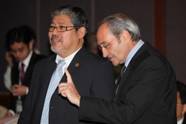 Quyền Ngoại trưởng Philippines Enrique Manalo (trái). (Nguồn: AFP/TTXVN)