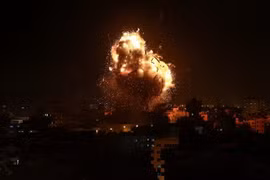 Khói lửa bốc lên sau một cuộc không kích của Israel tại thành phố Gaza ngày 12/11. (nguồn: THX/TTXVN) 