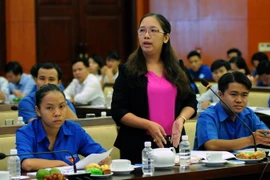 Bà Phạm Thị Ánh Nguyệt, Phó chủ tịch Ủy ban Nhân dân phường 4, quận 5 trình bày ý kiến. (Ảnh: An Hiếu/TTXVN)