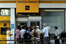 Một ngân hàng ở thủ đô Athens mở cửa ngày 20/7. (Nguồn: AFP/TTXVN)